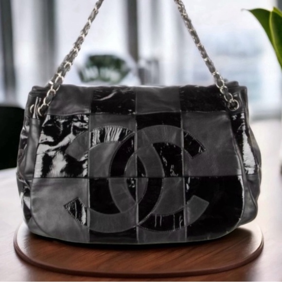 CHANEL Black lambskin and patent quilted leather CHANEL Brooklyn Bag "Retired" - Picture 4 of 16